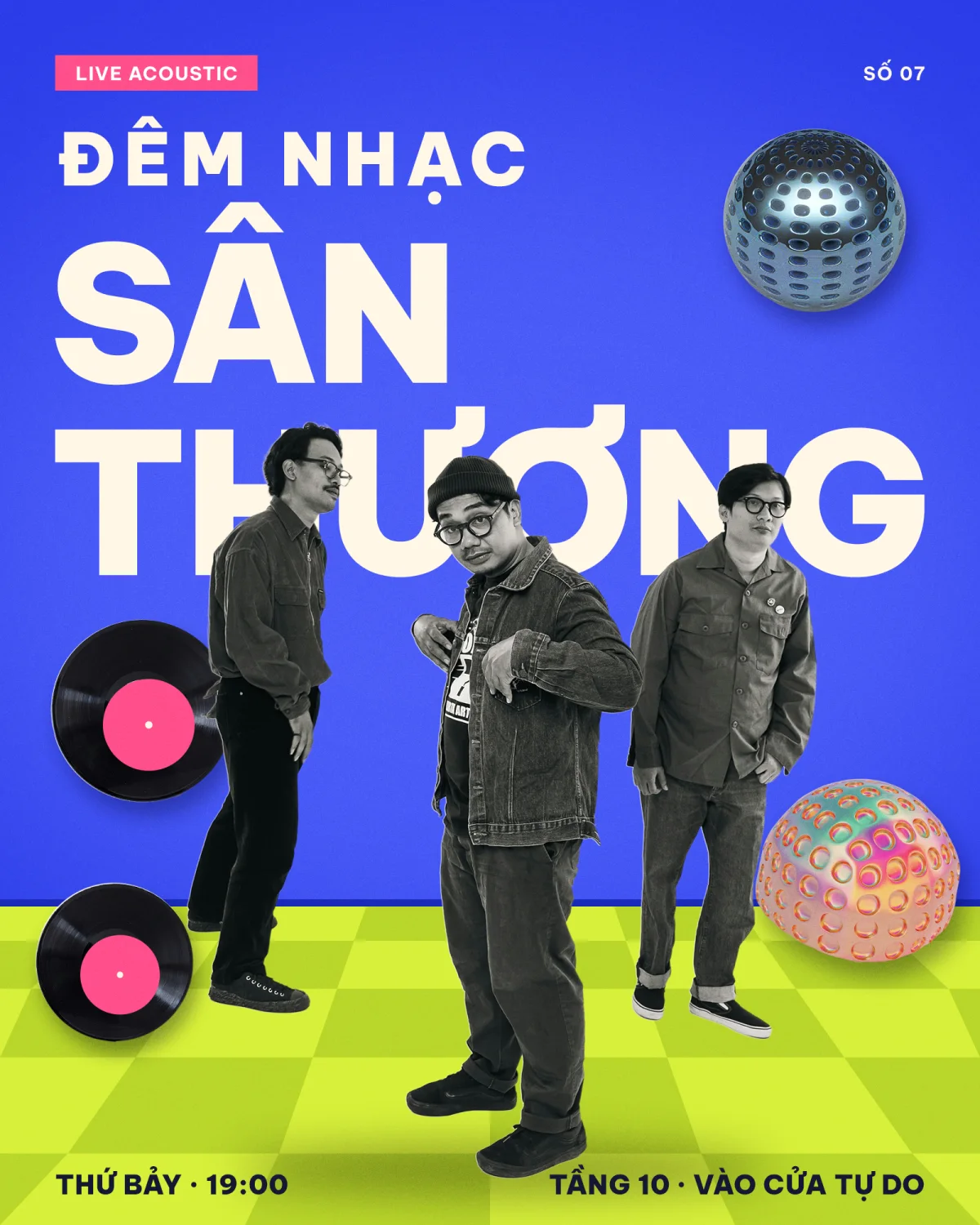 Poster Đêm nhạc sân thượng: ban nhạc ba người được tách nền, ảnh đen trắng, chữ lớn phía sau, đĩa than và các khối cầu 3D trên nền xanh và sàn ca rô