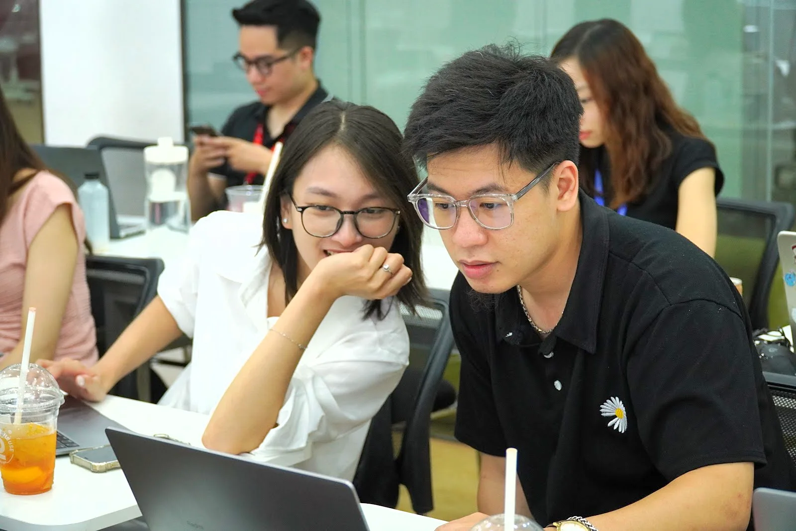 Trợ giảng ColorME kèm học viên trên laptop