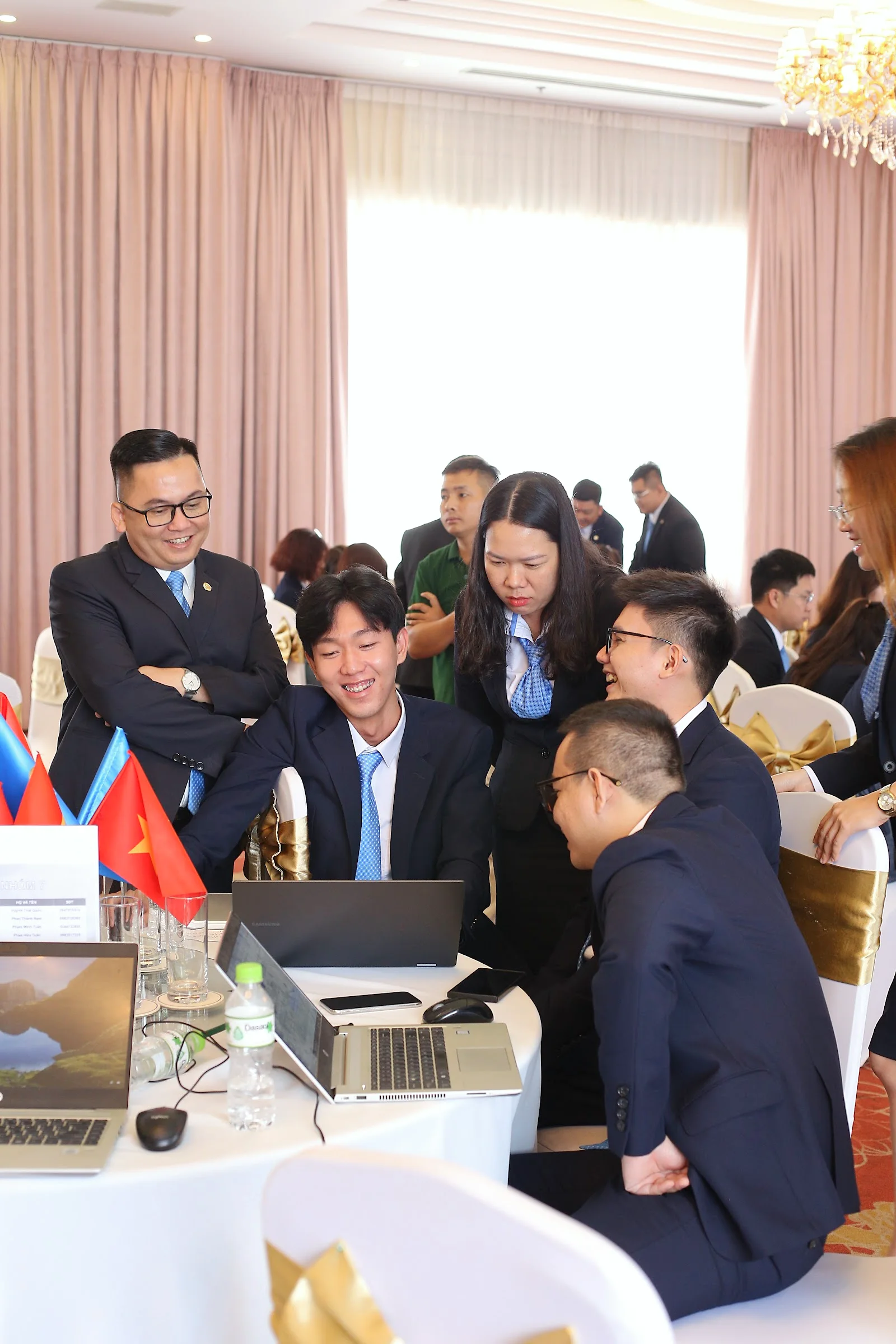 Nhân sự cùng thực hành trên laptop