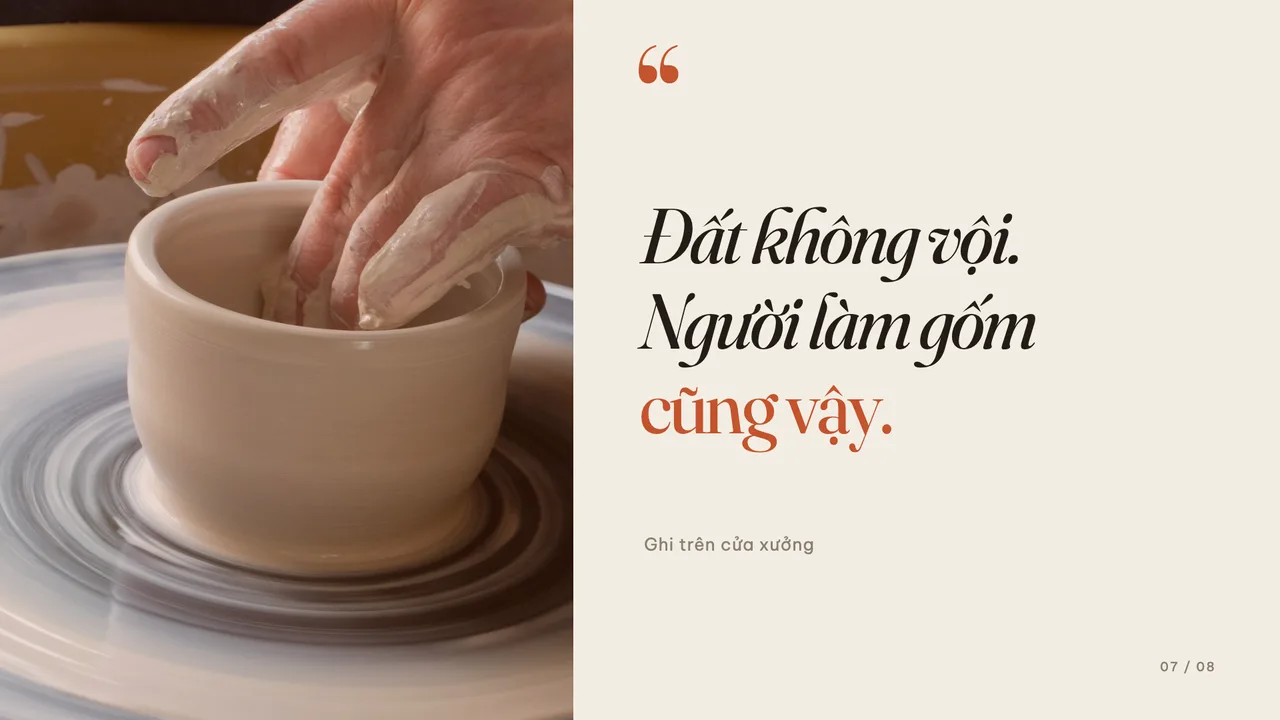 Slide câu trích: ảnh bàn tay nặn gốm bên trái, câu chữ nghiêng lớn bên phải