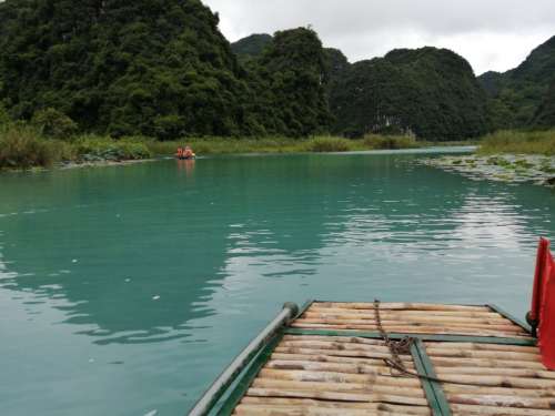 Thuyền ra khơi thuyền nhờ gió/ Cuộc sống khốn khó biết dựa vào ai 