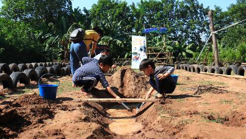 Bố cục đường dẫn, đóng khung và đối xứng (2 ảnh cuối em chụp bằng điện thoại nên chất lượng k được tốt mong anh giảng viên thông cảm ạ! )