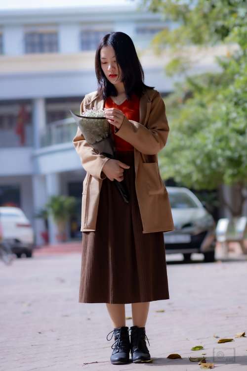 em gái mưa