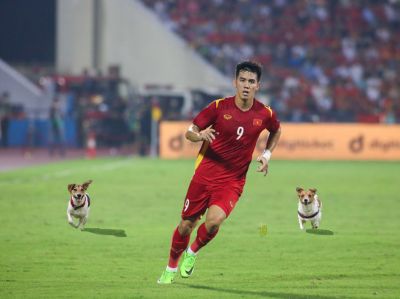 Tiến Linh bị chó đuổi