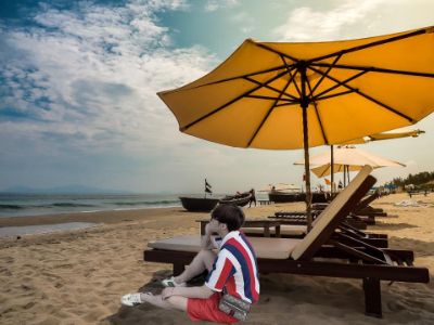 Ghép Sơn Tùng Ngồi ở Bãi Biển