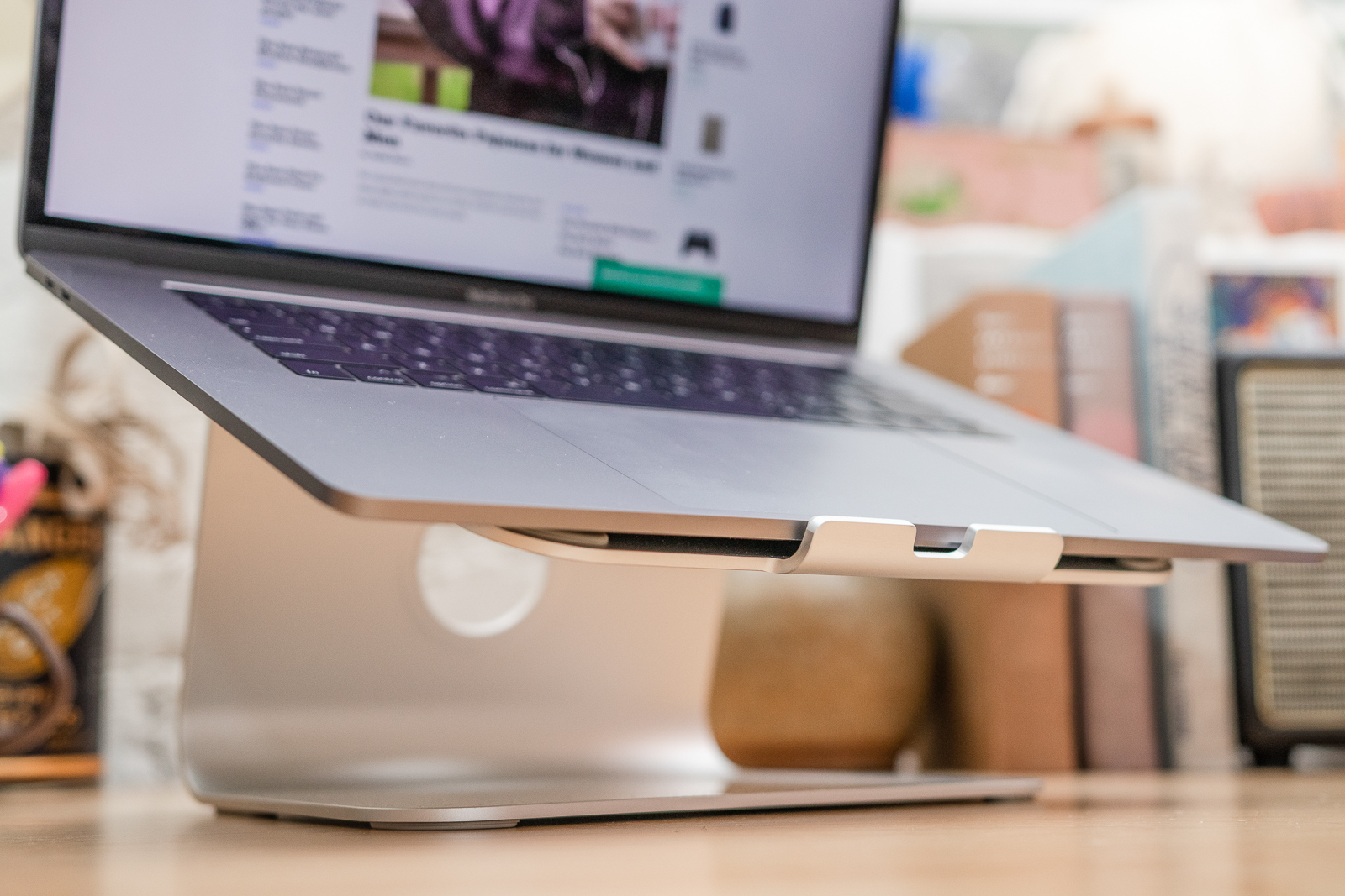 Giá đỡ laptop là món đồ đi kèm nên có đầu tiên trong những món đồ cho designer