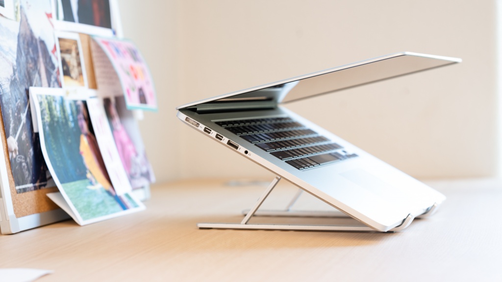 Hãy thêm ngay giá đỡ laptop vào danh sách những món đồ cho designer để tránh việc “đau lưng mỏi gối tê tay” nhé