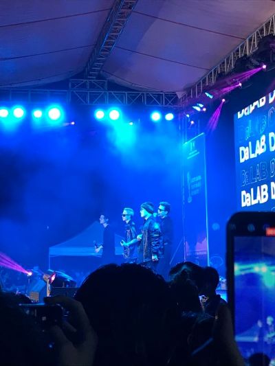 bức ảnh về lần đầu tiên được dự 1 show lớn :">>