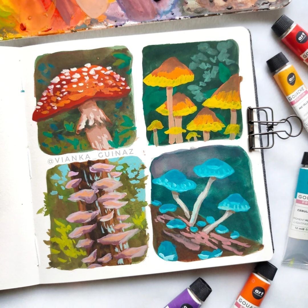 Bốn ô tranh gouache vẽ nấm trong sổ vẽ: nấm đỏ chấm trắng, nấm vàng, nấm hồng mọc trên thân cây, nấm xanh ngọc