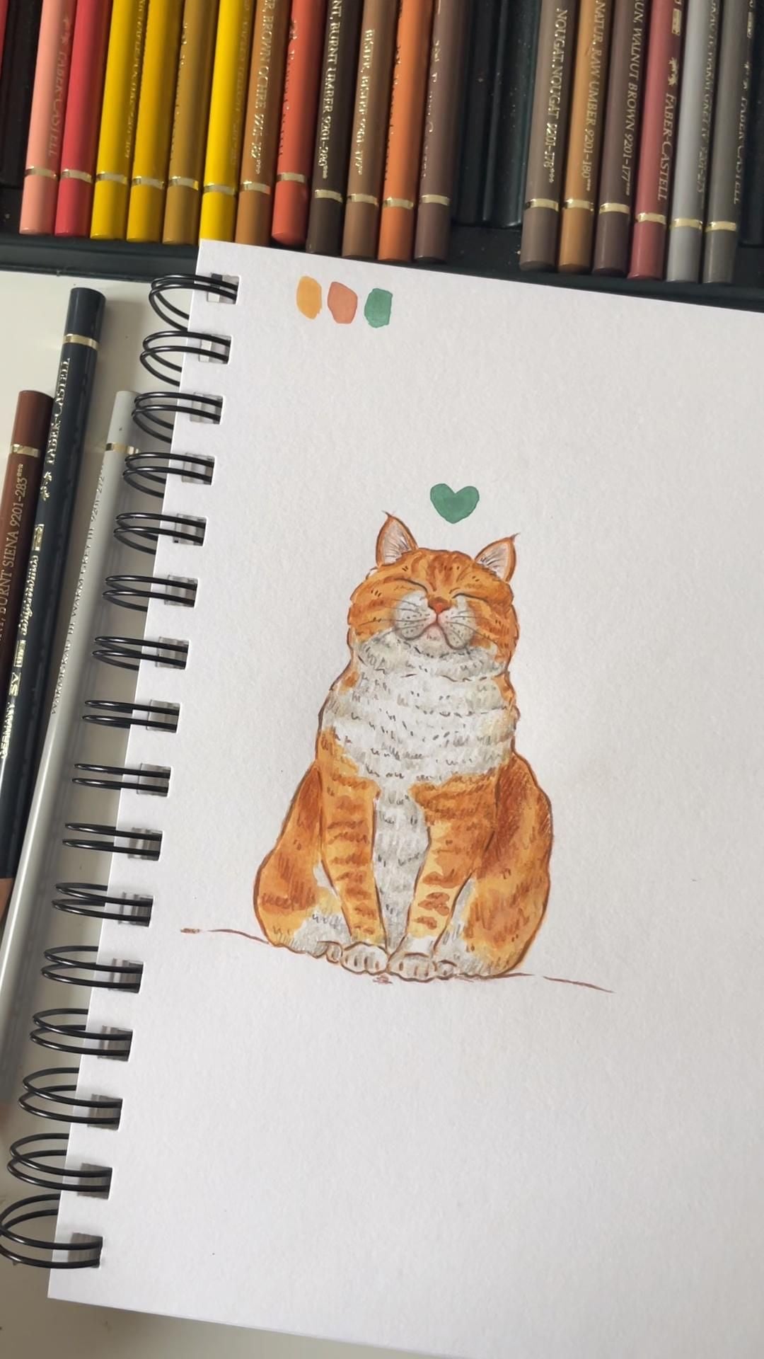 Chú mèo cam ngồi nhắm mắt vẽ bằng gouache và bút chì màu, trên đầu có trái tim xanh