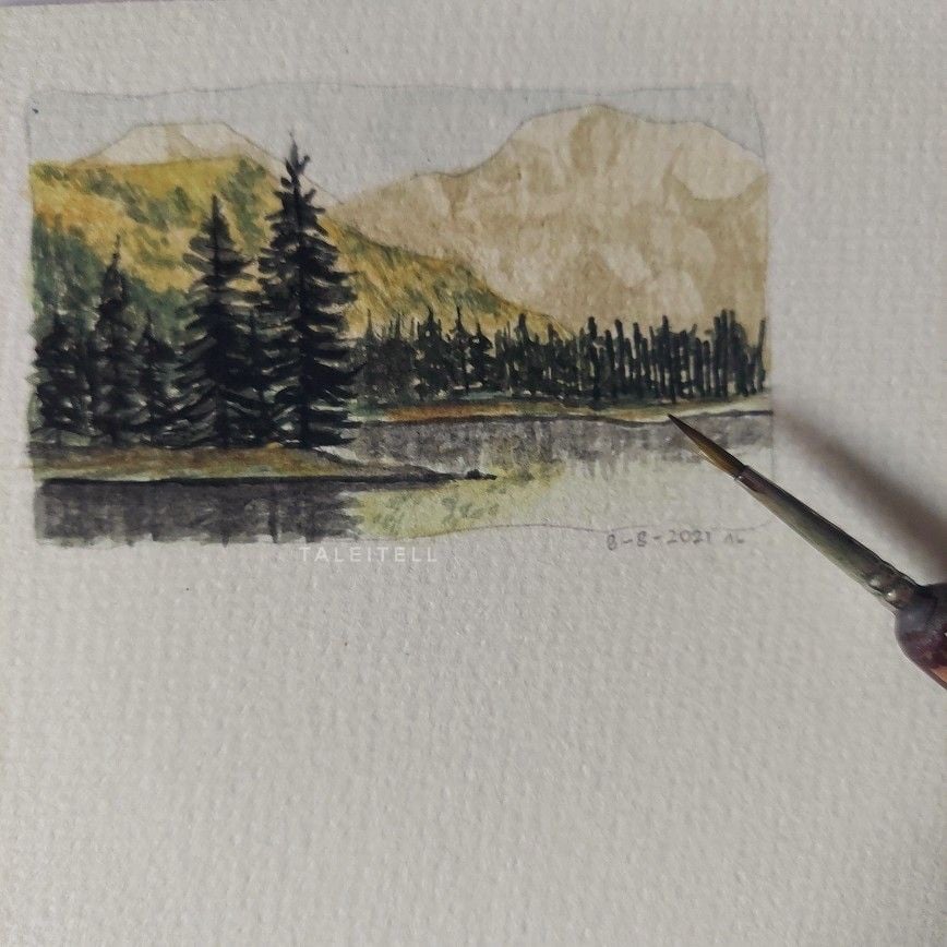Phong cảnh mini vẽ gouache: rừng thông, hồ nước và núi vàng nhạt trong một khung nhỏ