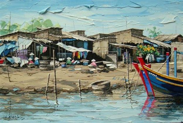 Làng chài buổi trưa vẽ sơn dày bằng dao: nhà mái lá, quần áo phơi, thuyền đỏ xanh bên bờ nước
