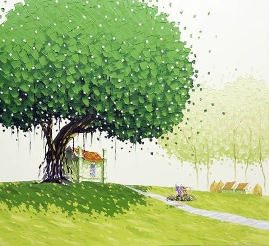 Cây cổ thụ tán xanh rộng che một cổng nhỏ, con đường mòn dẫn về mấy mái nhà xa trên đồi cỏ