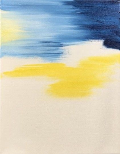 Bước lót màu nền acrylic: mảng xanh dương, xanh nhạt và vàng quét bằng cọ to trên canvas