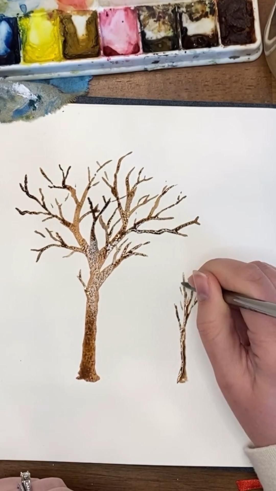 Vẽ cành cây trơ lá bằng màu nước nâu, cành mẹ to và nhánh con mảnh dần
