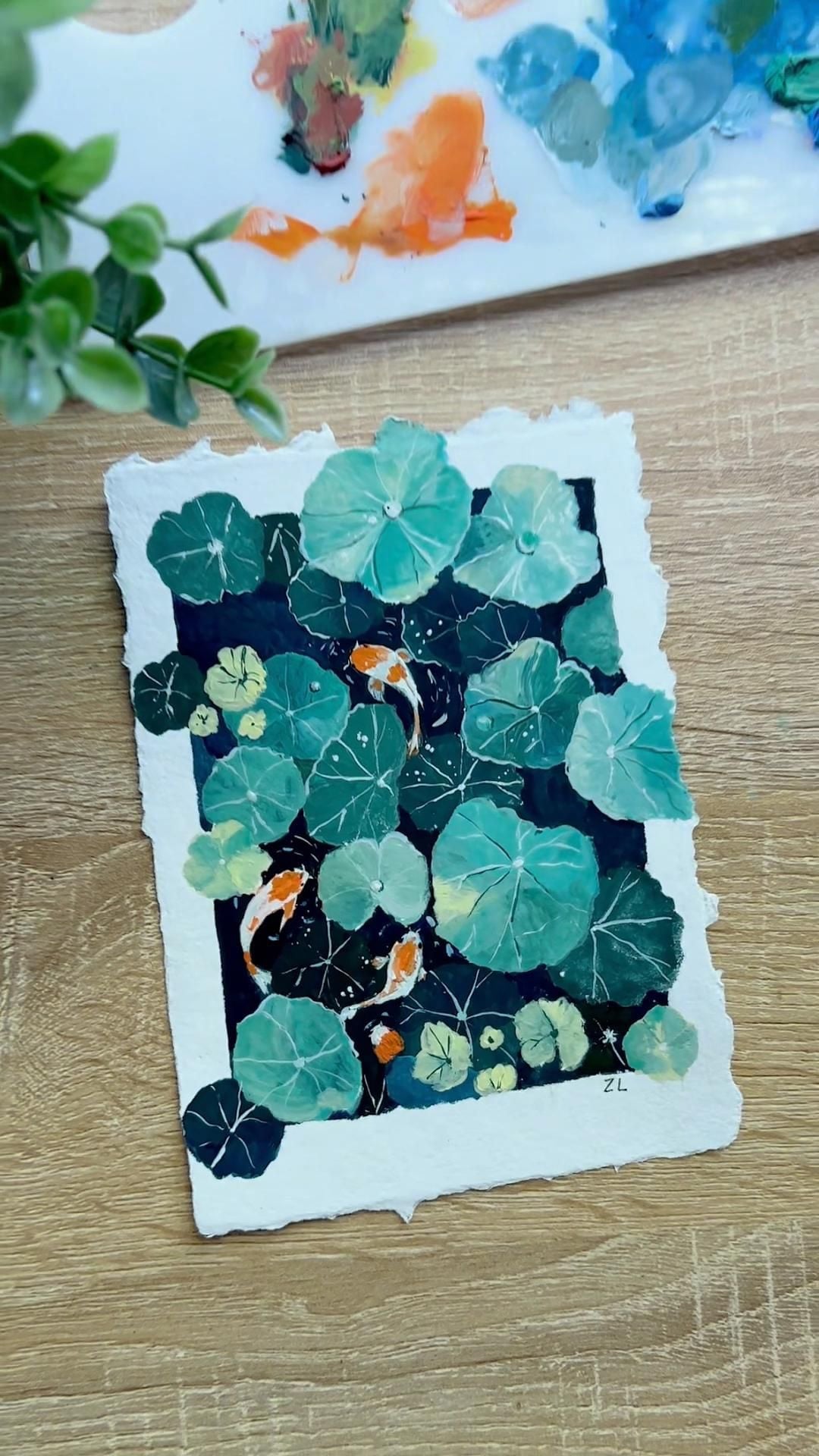 Tranh gouache nhìn từ trên xuống: ba con cá koi cam trắng bơi giữa các lá sen xanh trên nền nước sẫm