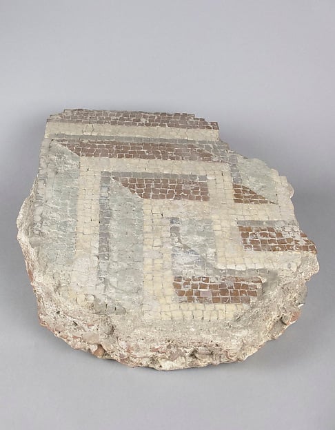 Mảnh sàn khảm La Mã: tesserae đá trắng, xám, nâu đỏ xếp thành hoạ tiết khung vuông, mạch vữa rõ