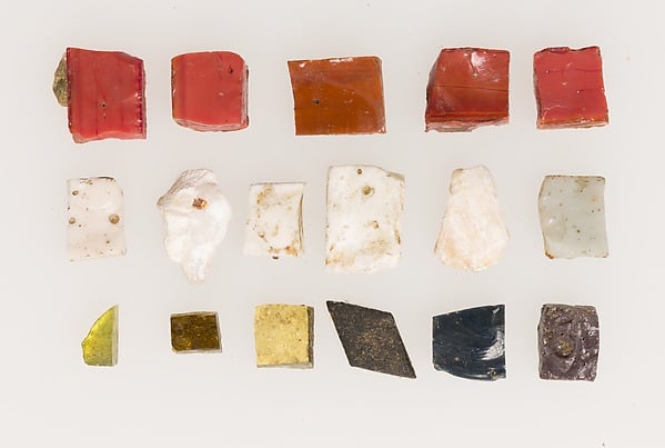 Ba hàng tesserae Byzantine bằng thuỷ tinh, đá và lá vàng: đỏ, trắng, vàng kim, đen tím