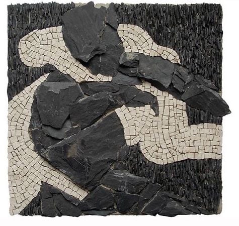 Tác phẩm mosaic đương đại: mảnh đá phiến đen lớn và tesserae đá trắng nhỏ xếp thành dòng uốn lượn