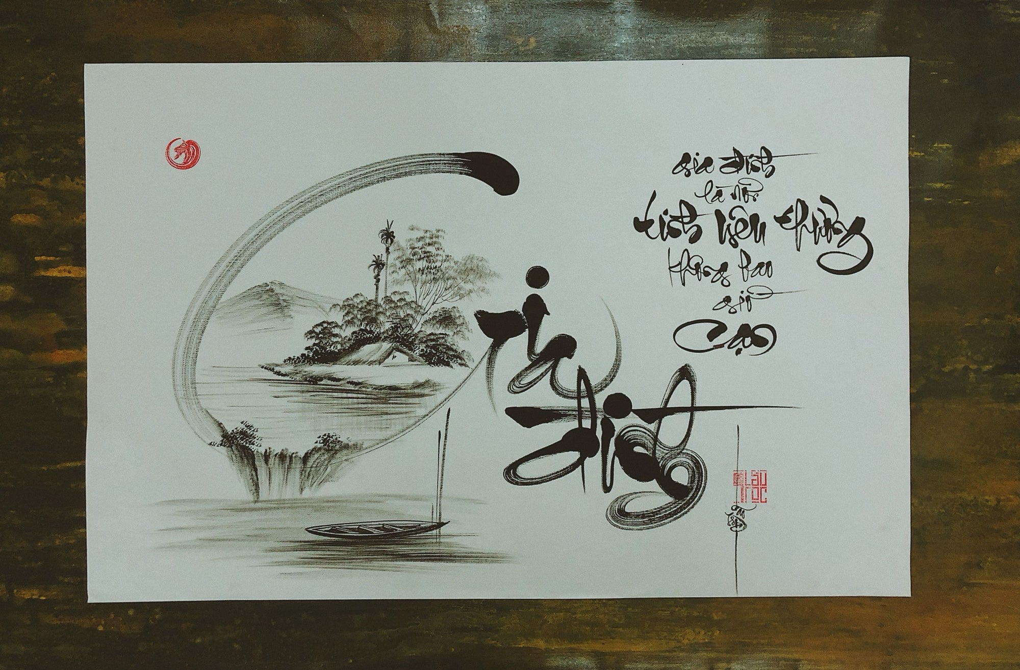Thư pháp Gia đình kèm tranh thuỷ mặc làng quê và con thuyền nhỏ, nét bút vòng tròn lớn