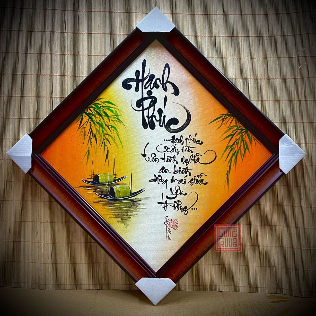 Thư pháp Hạnh Phúc trên khung hình thoi nền cam, vẽ cành tre và thuyền