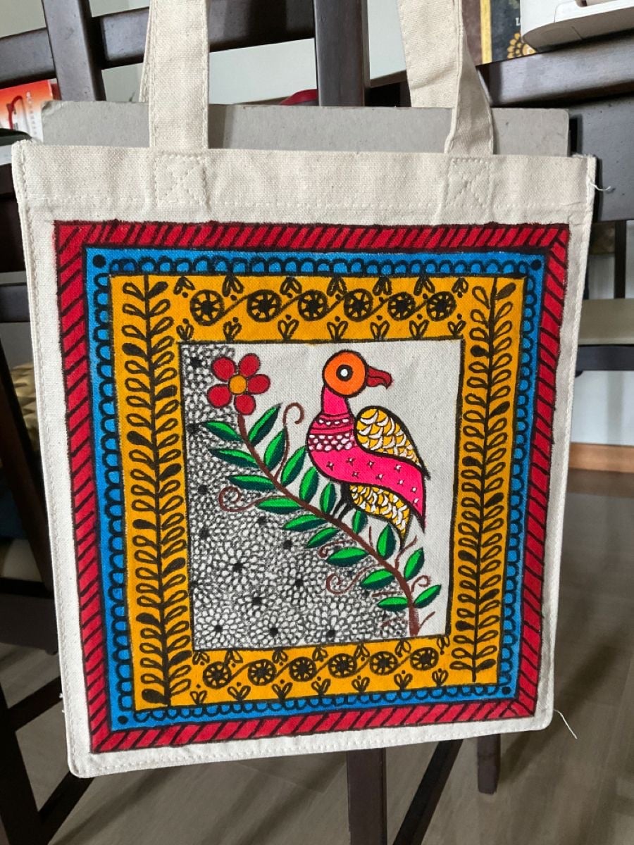 Túi tote vải canvas vẽ tay bằng màu acrylic: chim hồng trong khung viền hoa văn đỏ, xanh, vàng