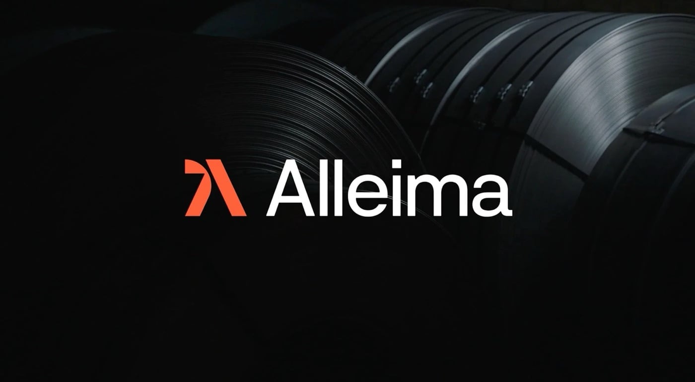 Logo Alleima: biểu tượng chữ A góc cạnh màu cam đỏ bên cạnh chữ Alleima màu trắng, đặt trên nền ảnh cuộn thép đen