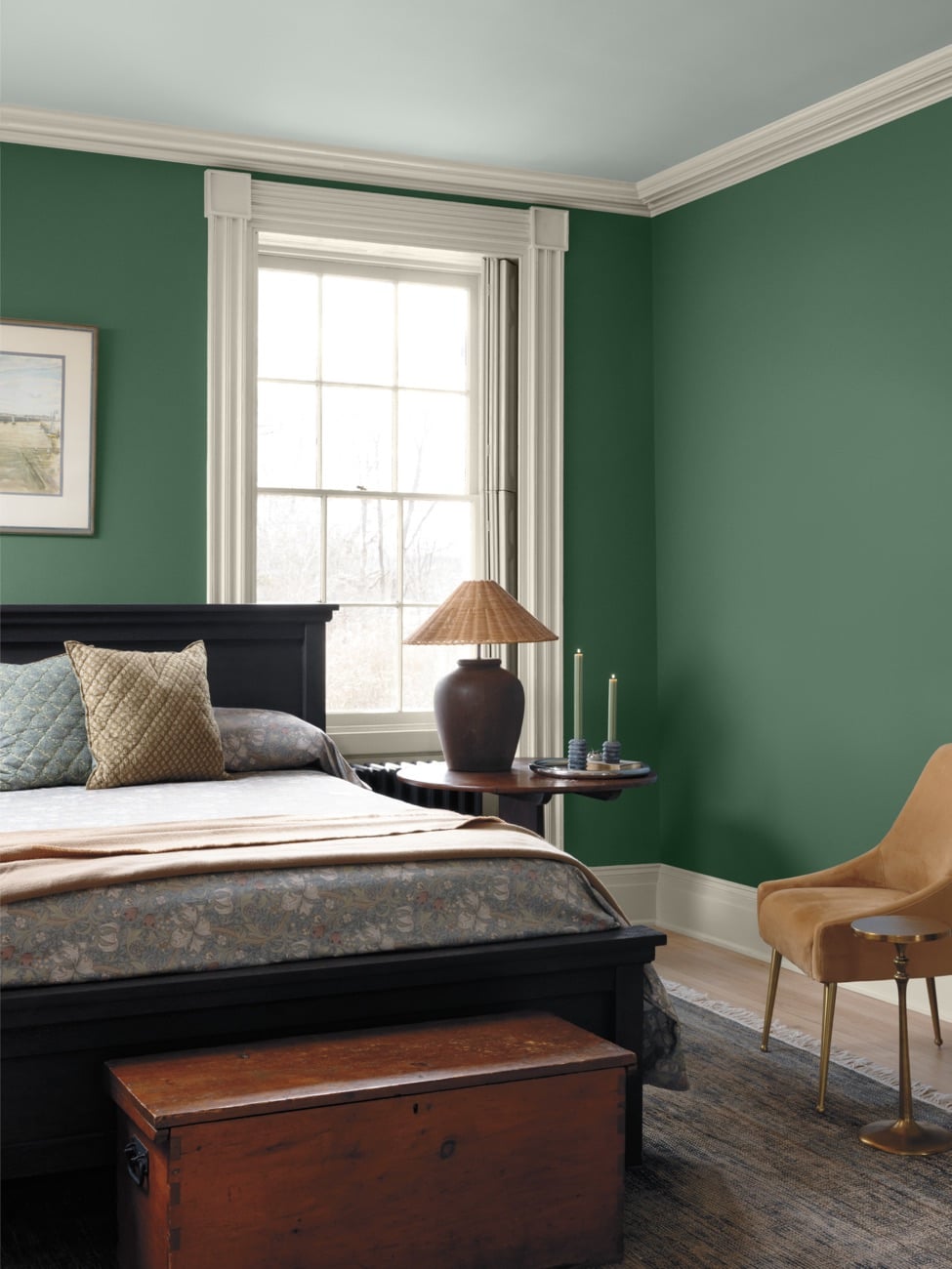 Phòng ngủ tường xanh lá Webster Green, nẹp cửa sổ và phào trắng, trần xanh da trời nhạt và giường gỗ tối màu