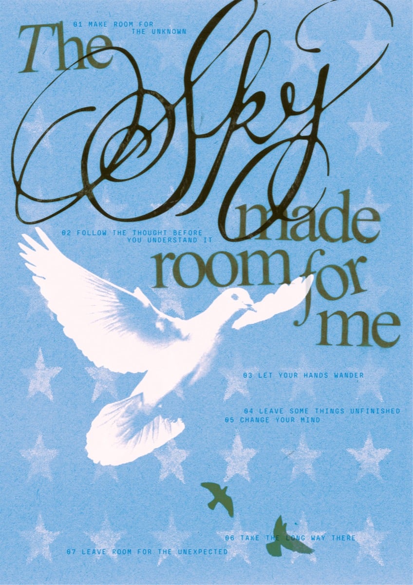 Poster nền xanh da trời in hình ngôi sao trắng, chữ The Sky made room for me viết bằng chữ script nâu ô liu xen chữ serif, chim bồ câu trắng dang cánh ở giữa và hai chú chim nhỏ màu xanh ở dưới