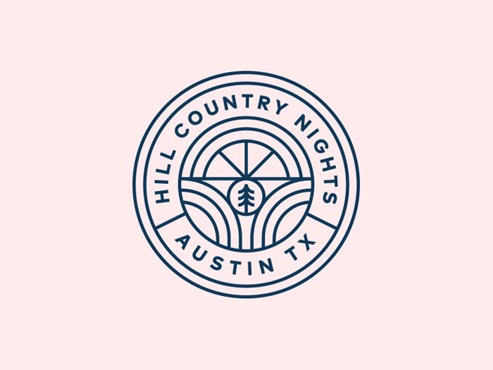 Logo tròn Hill Country Nights: hai vòng, chữ chạy vòng phía trên, AUSTIN TX phía dưới, giữa là cây thông trong các cung tròn