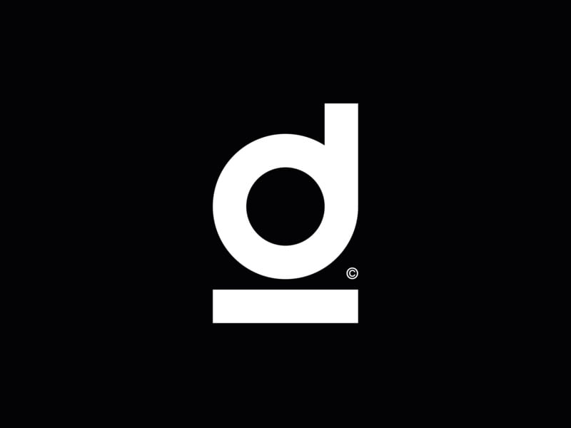 Logo chữ d thường trắng nét dày trên nền đen, bên dưới có một thanh ngang dài như gạch chân