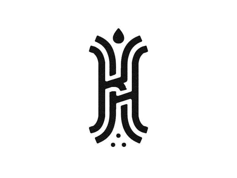 Monogram KH cho thợ xăm Kingsley Hayward: chữ H nét đôi cao, chữ K nằm trong khoảng giữa, có giọt mực trên đỉnh