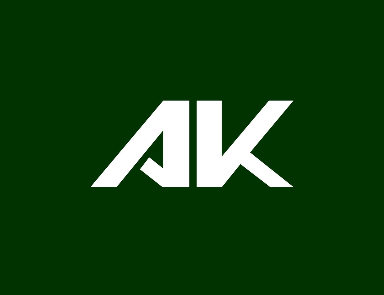 Logo AK trắng trên nền xanh lá đậm: chữ A không gạch ngang và chữ K cùng góc chéo, nét cắt sắc