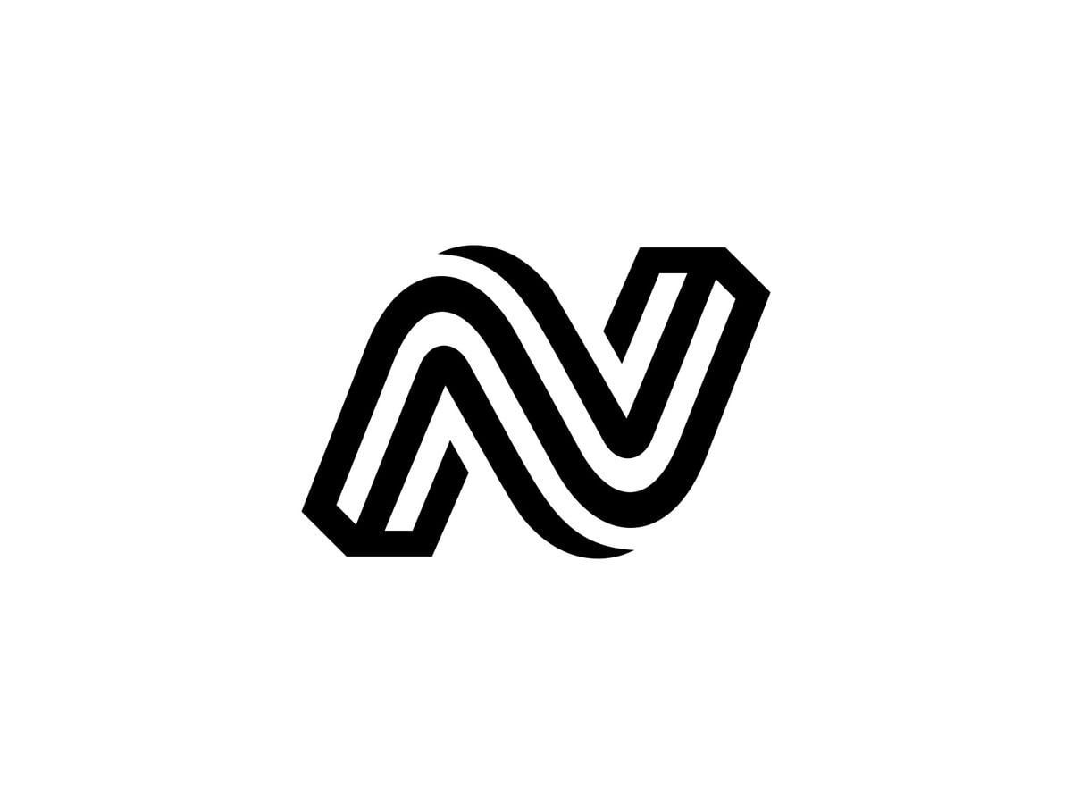 Logo chữ N đen trắng nghiêng, dựng từ một dải băng gập có các đường trong song song