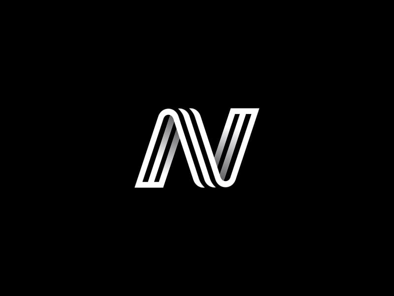 Logo chữ N nghiêng nét viền trắng trên nền đen, nét chéo có dải chuyển xám như dải ruy băng xoắn