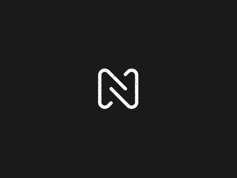 Logo chữ N nét đơn trắng bo tròn trên nền đen, hai nửa chữ móc vào nhau như hai mắt xích