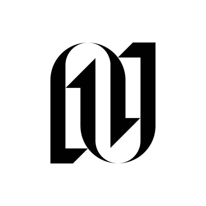 Logo chữ N đen trên nền trắng, hai nét đứng bo vòm ở đầu, nét chéo tách bằng khe trắng
