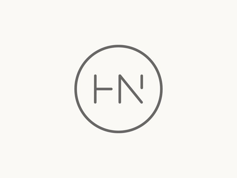 Logo HN nét mảnh xám trong một vòng tròn, chữ H và chữ N dùng chung một nét đứng