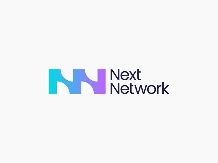Logo Next Network: hai chữ N chuyển sắc xanh ngọc sang tím ghép liền thành một dải, cạnh tên hai dòng
