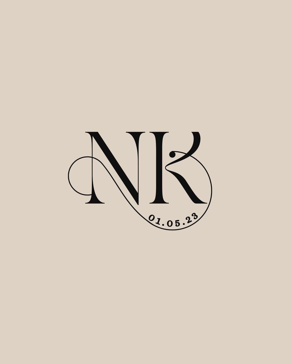 Monogram NK có chân serif tương phản màu đen trên nền be, đuôi chữ K uốn thành vòng ôm ngày 01.05.23