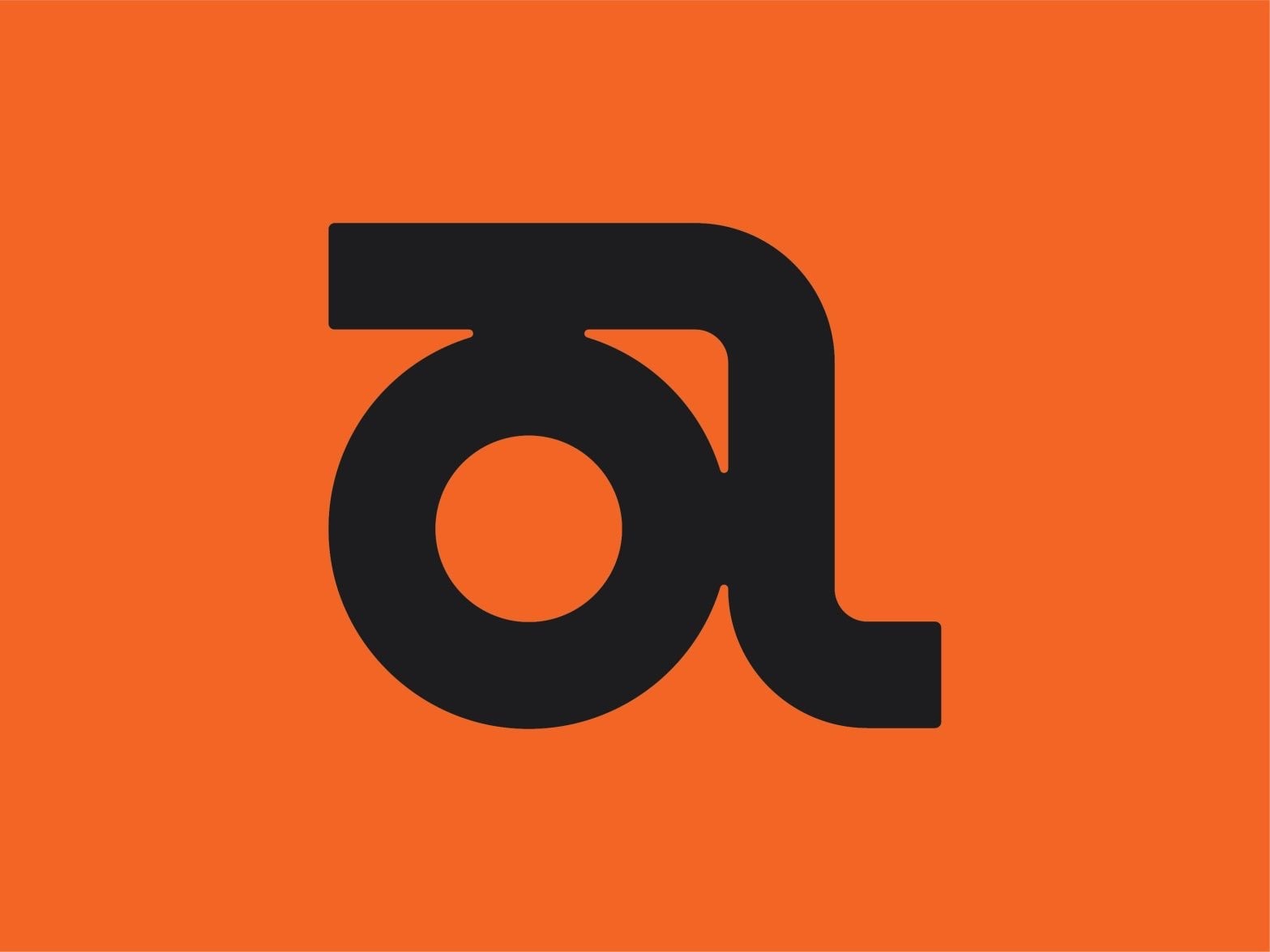 Logo chữ a thường đen trên nền cam: bụng chữ là vòng tròn, nét trên kéo ngang rồi gập xuống thành chân