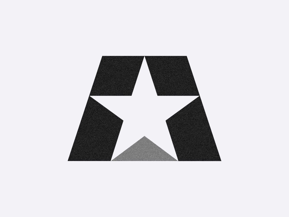 Logo chữ A khối đen hình thang, ngôi sao trắng khoét ở giữa làm lòng chữ