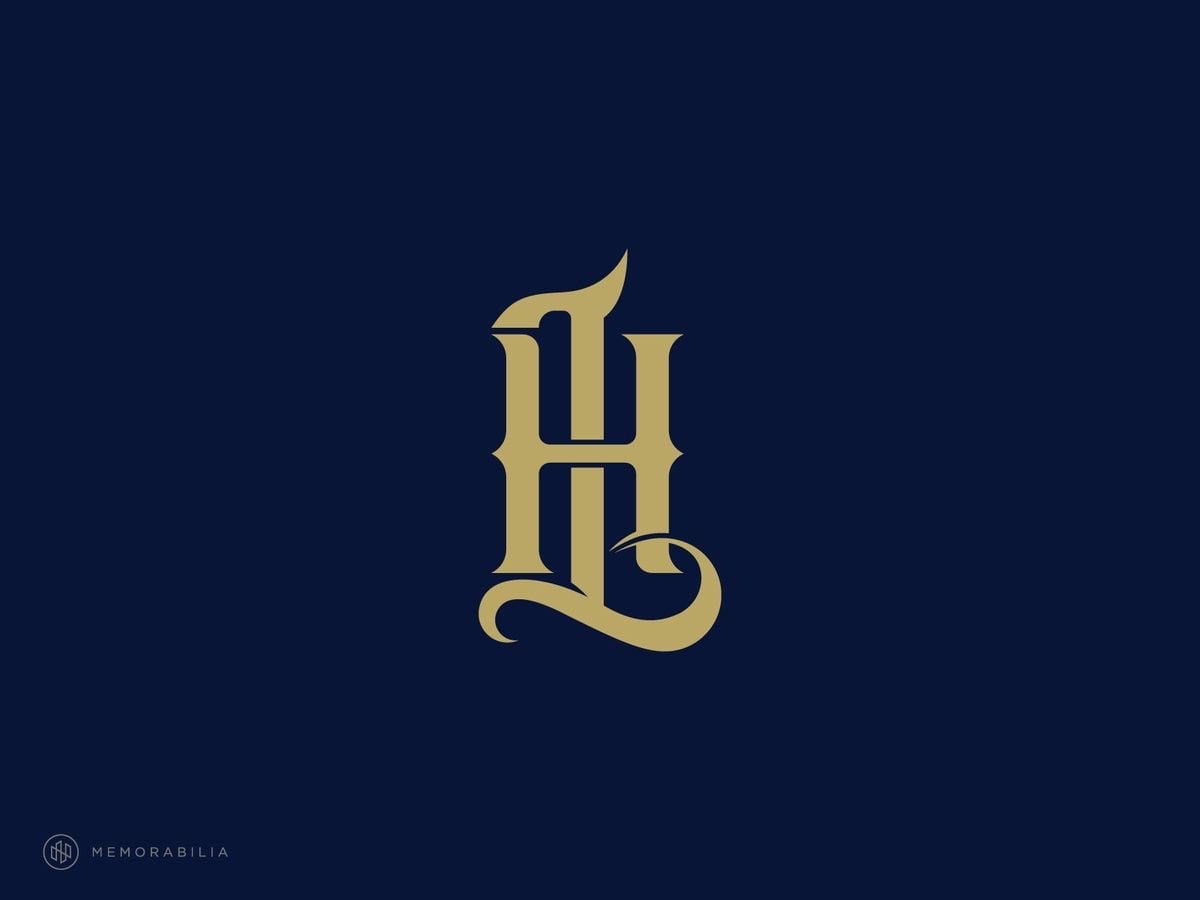 Monogram LH màu vàng đồng trên nền xanh navy của Memorabilia: chữ L và H kiểu chữ cổ, đuôi chữ L cuộn dưới chân H