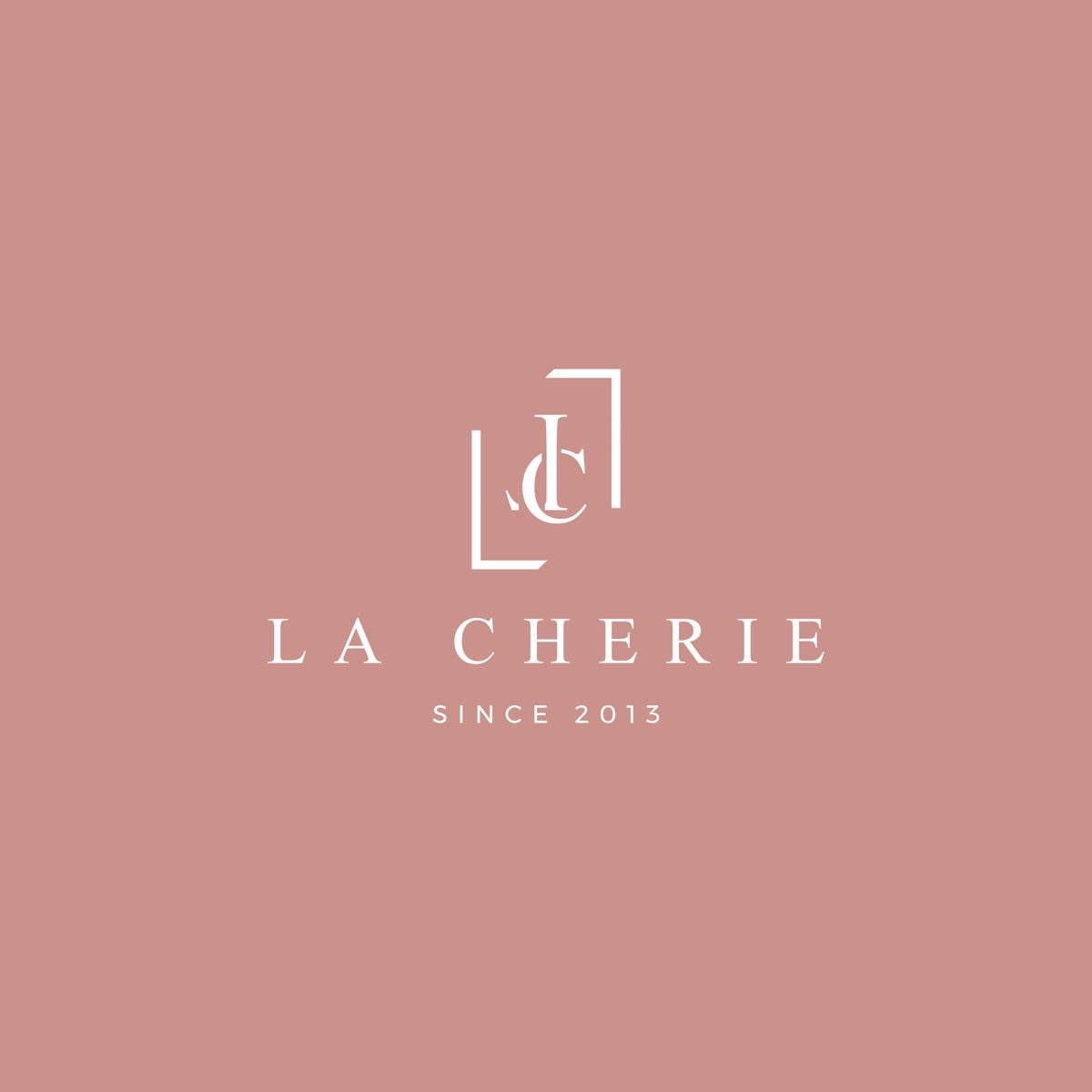 Logo La Cherie của Clouded Creative Studio: monogram L và C nét mảnh màu trắng trên nền hồng đất, chữ C có chân serif đứng trong góc chữ L