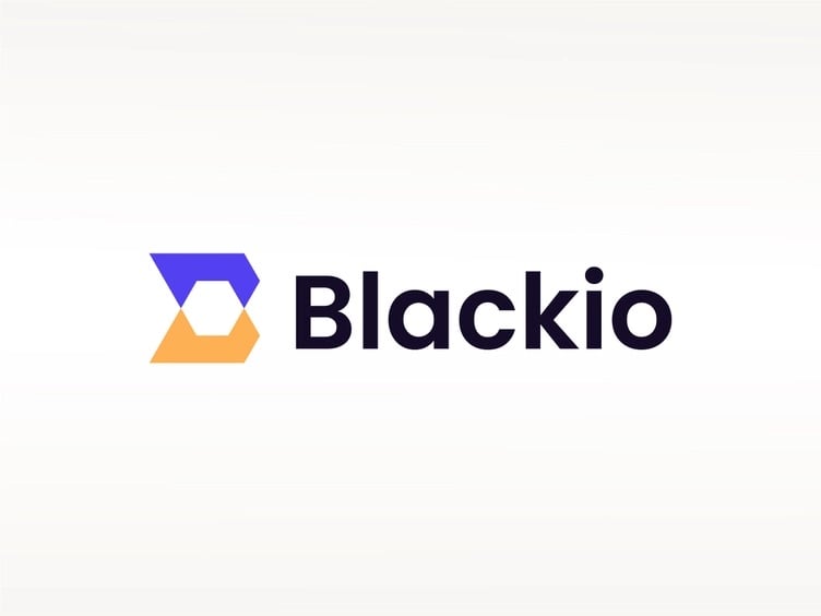 Logo Blackio: chữ B dựng từ hai mảng đa giác tím và cam, lòng chữ là khoảng trống lục giác, kèm chữ Blackio