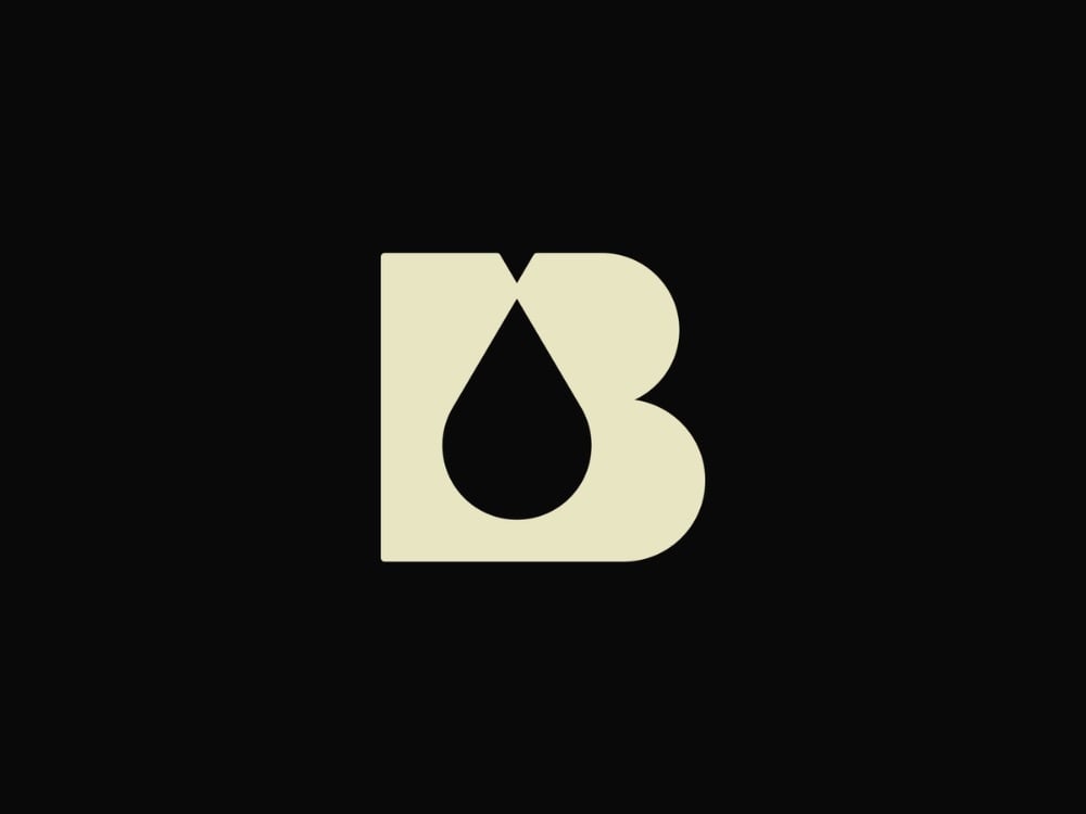 Logo B OIL: chữ B khối màu kem trên nền đen, lòng chữ là một giọt dầu khoét âm