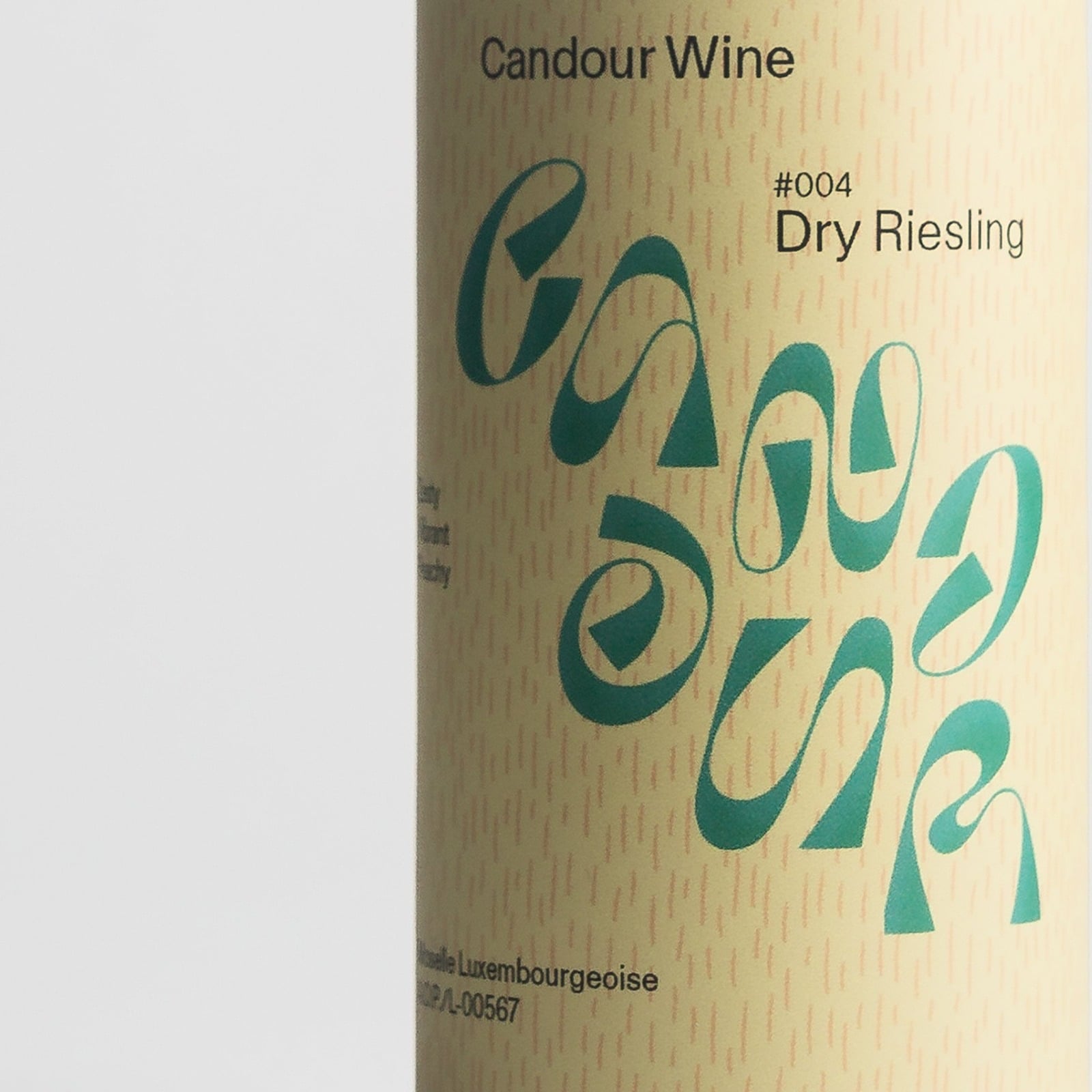 Lon rượu Candour Dry Riesling màu vàng bơ, chữ Candour xanh rêu viết uốn lượn cỡ lớn chiếm gần hết thân lon