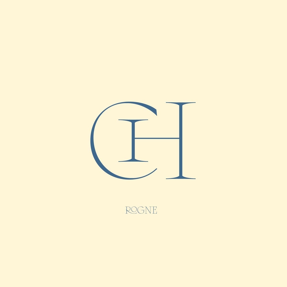 Monogram CH có chân, màu xanh xám trên nền kem: chữ C và chữ H dính liền thành một