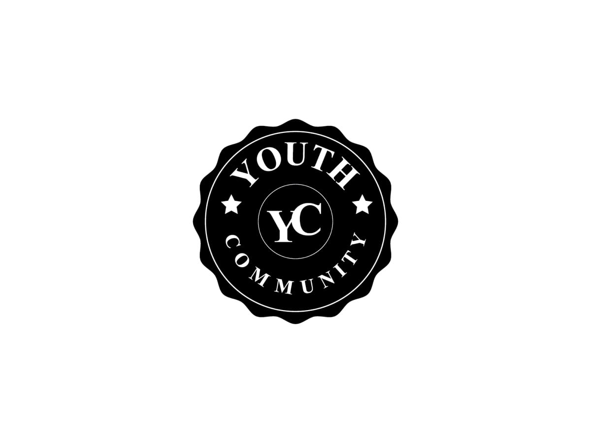 Logo huy hiệu tròn màu đen, chữ YC ở giữa, chữ YOUTH COMMUNITY chạy vòng