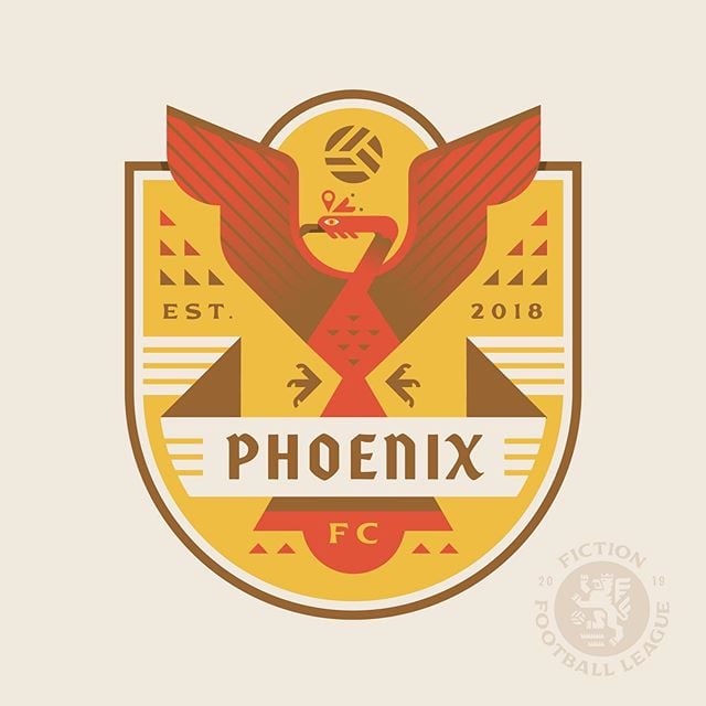 Huy hiệu đội tưởng tượng Phoenix FC: khiên vàng, chim phượng đỏ dang cánh, dải chữ PHOENIX và năm 2018